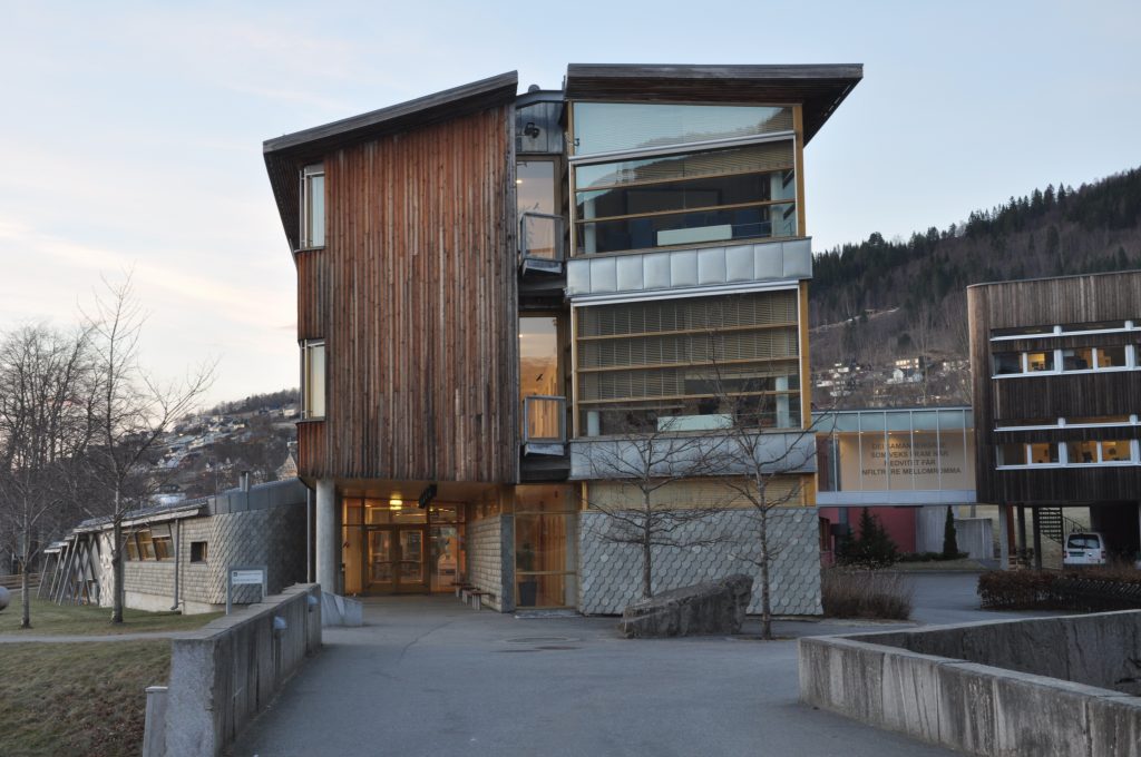 Foto av Berte Kanutte huset ved Høyskolen i Volda